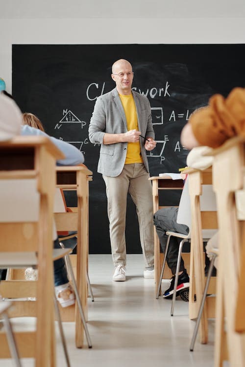 Expert academic analizând serviciile de redactare